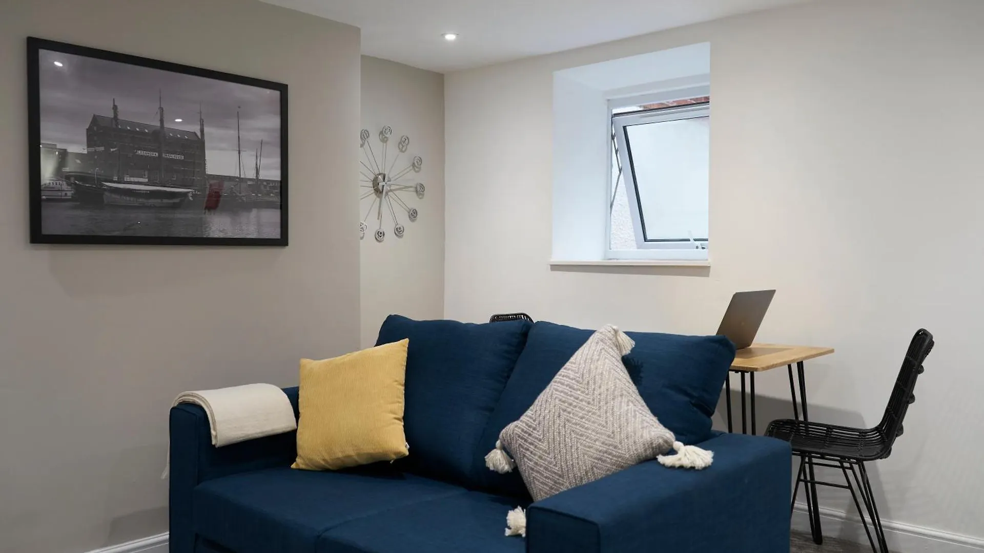 Kahuna Stays Central Gloucester Apartments, Ideal For Contractors, Professionals & City Visitors Apartment