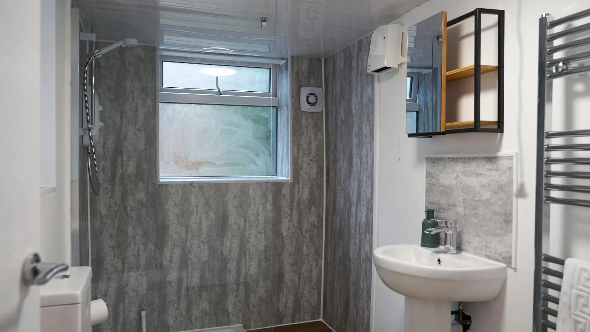 Kahuna Stays Central Gloucester Apartments, Ideal For Contractors, Professionals & City Visitors