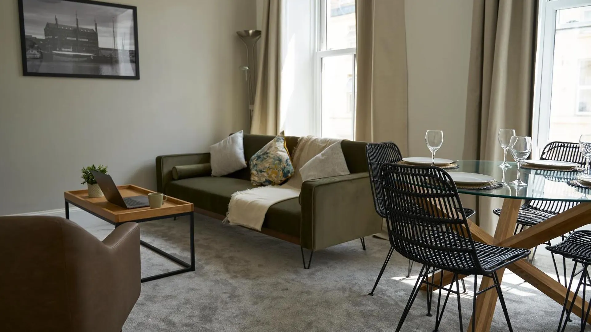 Kahuna Stays Central Gloucester Apartments, Ideal For Contractors, Professionals & City Visitors