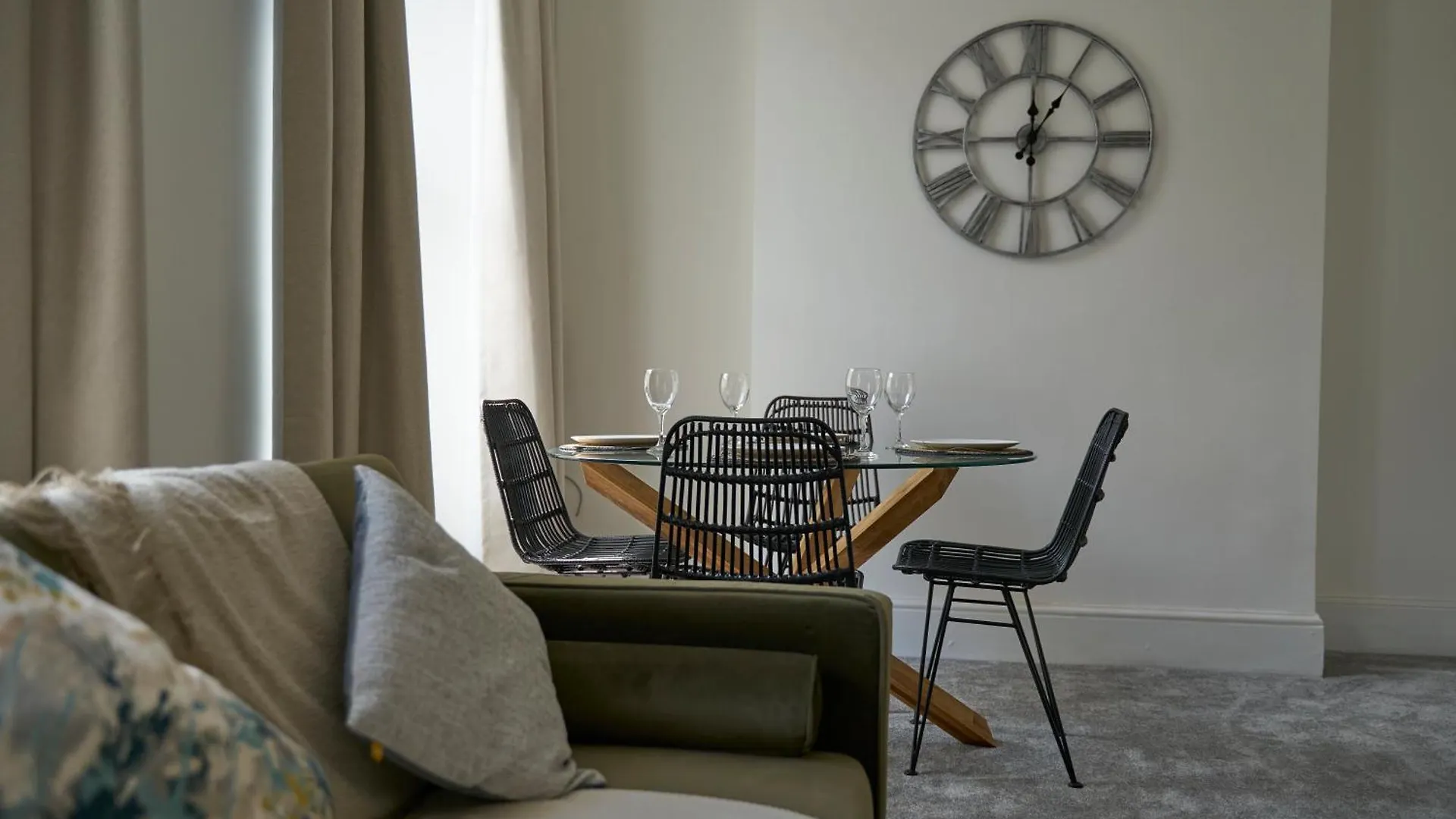 Kahuna Stays Central Gloucester Apartments, Ideal For Contractors, Professionals & City Visitors