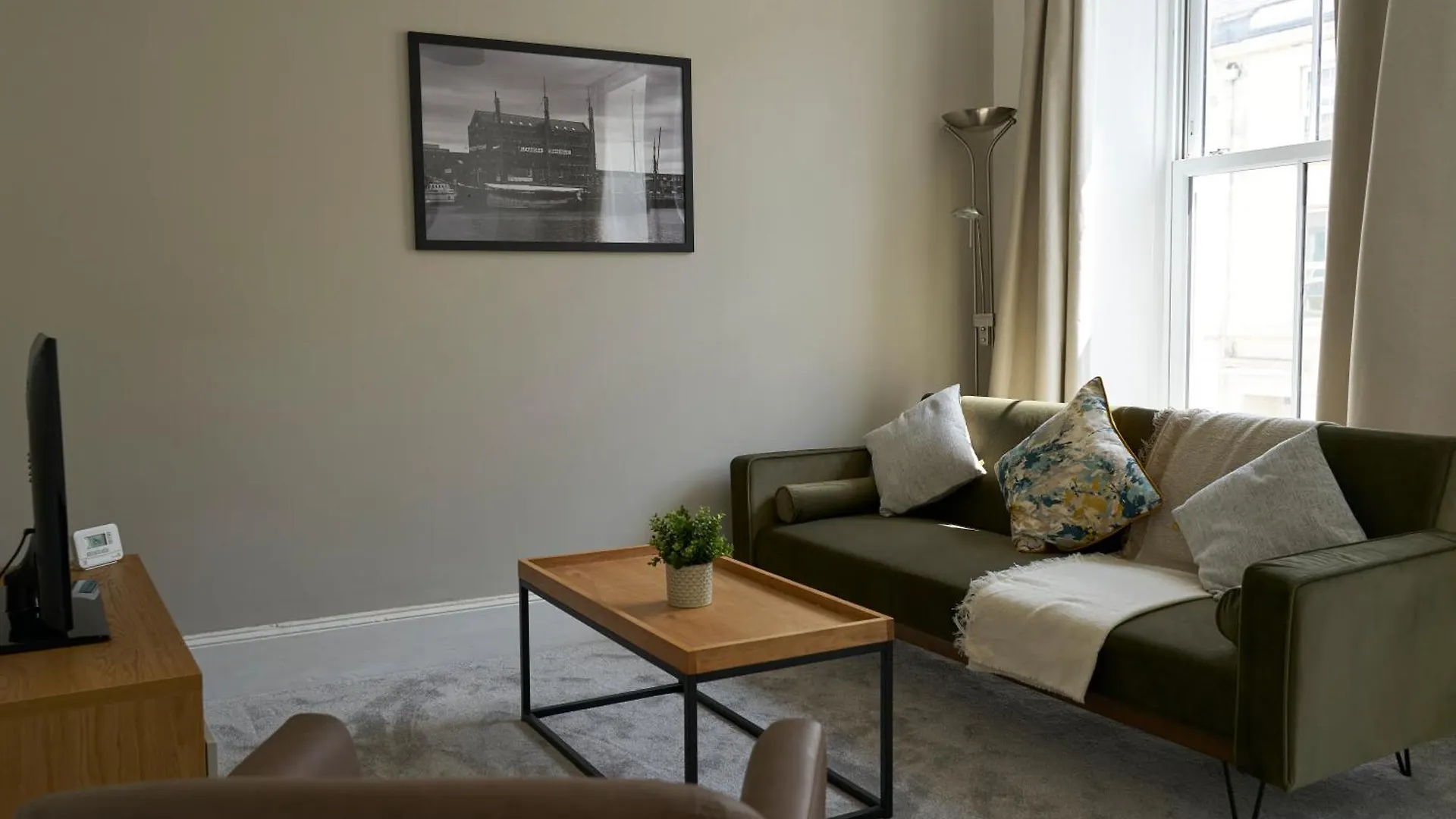 Kahuna Stays Central Gloucester Apartments, Ideal For Contractors, Professionals & City Visitors